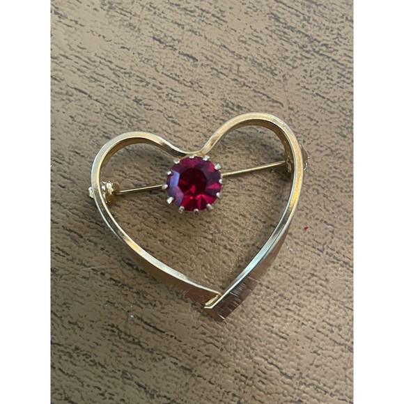 Gold Tone Heart Shaped Brooch/Pin With Red Stone - Picture 3 of 4